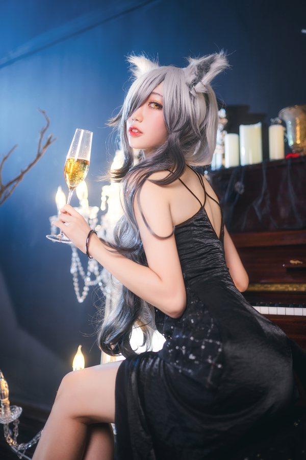 网红Coser@周叽是可爱兔兔 一周年礼服 [24P/337MB]