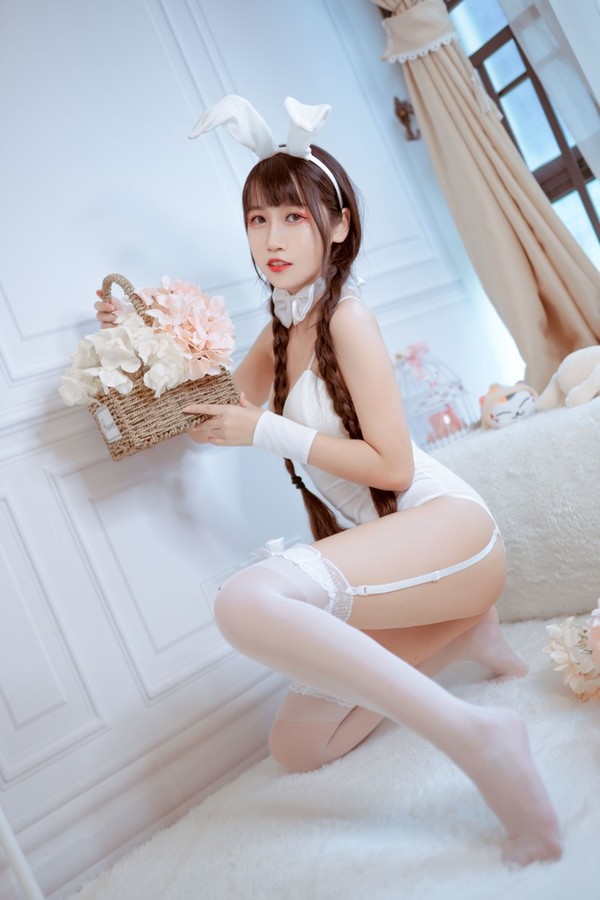 网红Coser@不呆猫 白色兔女郎 [28P/56MB]
