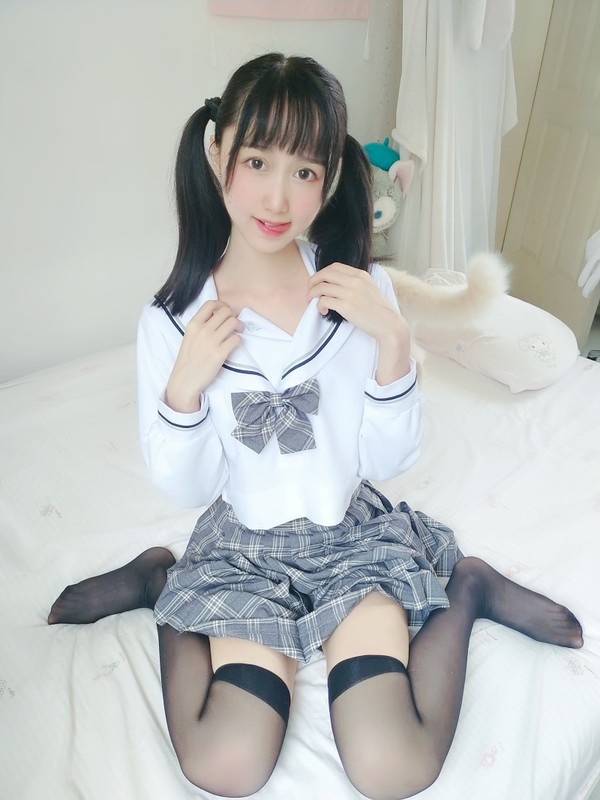 人气Coser@木绵绵OwO 灰格子jk [21P/1V/96.5MB]