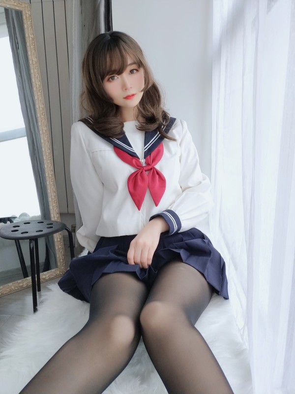 人气Coser@白银81 – 黑丝学妹新 [36P/102MB]