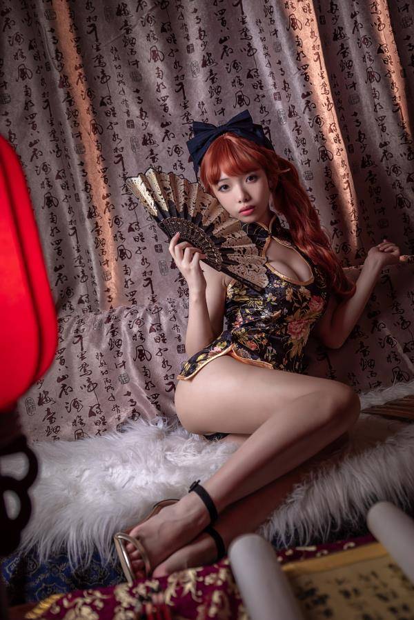 [Cosplay]雯妹不讲道理 – 低胸裸足[15P/328M]