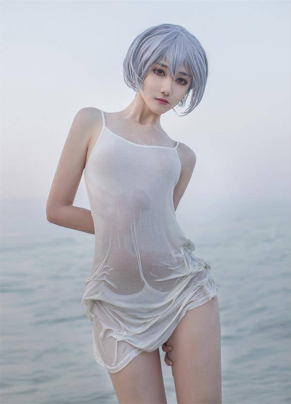 [Cosplay]南桃Momoko – 绫波丽白裙