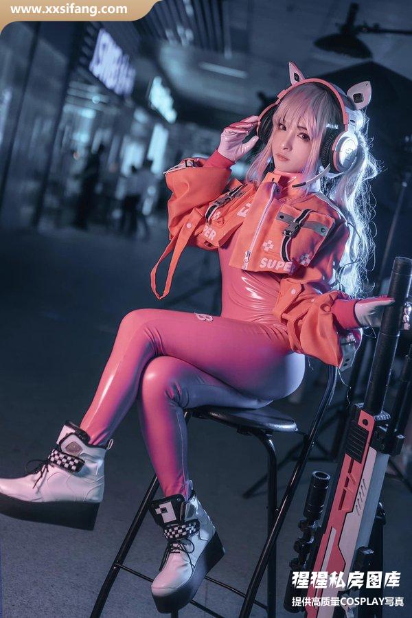九九八吖写真集《萤火虫漫展 NIKKE 胜利女神 爱丽丝》高清套图下载[18P]