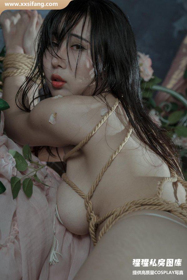 云溪溪写真集《奶桃 玫瑰绳艺》高清套图下载[50P+1V]